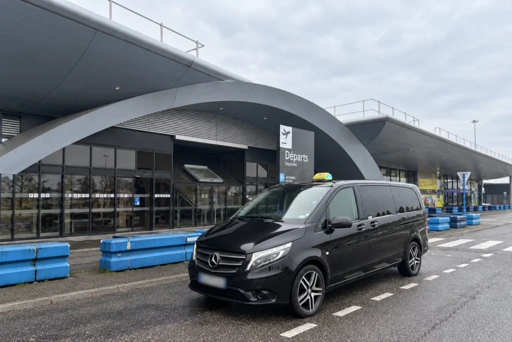 Van Mercedes taxi devant le hall Départs de l’aéroport de Strasbourg.