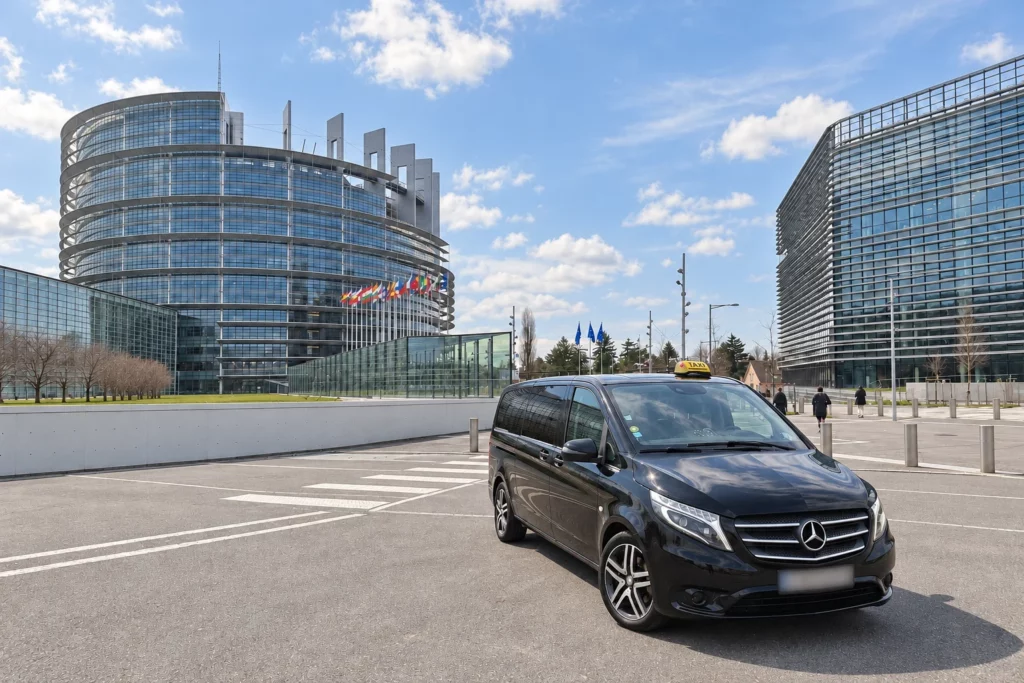 Van Mercedes taxi devant le Parlement européen de Strasbourg, de jour.