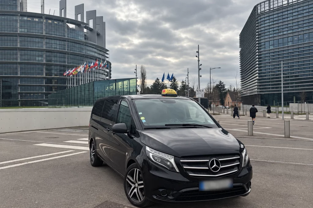 Van Mercedes taxi devant le Parlement européen de Strasbourg.